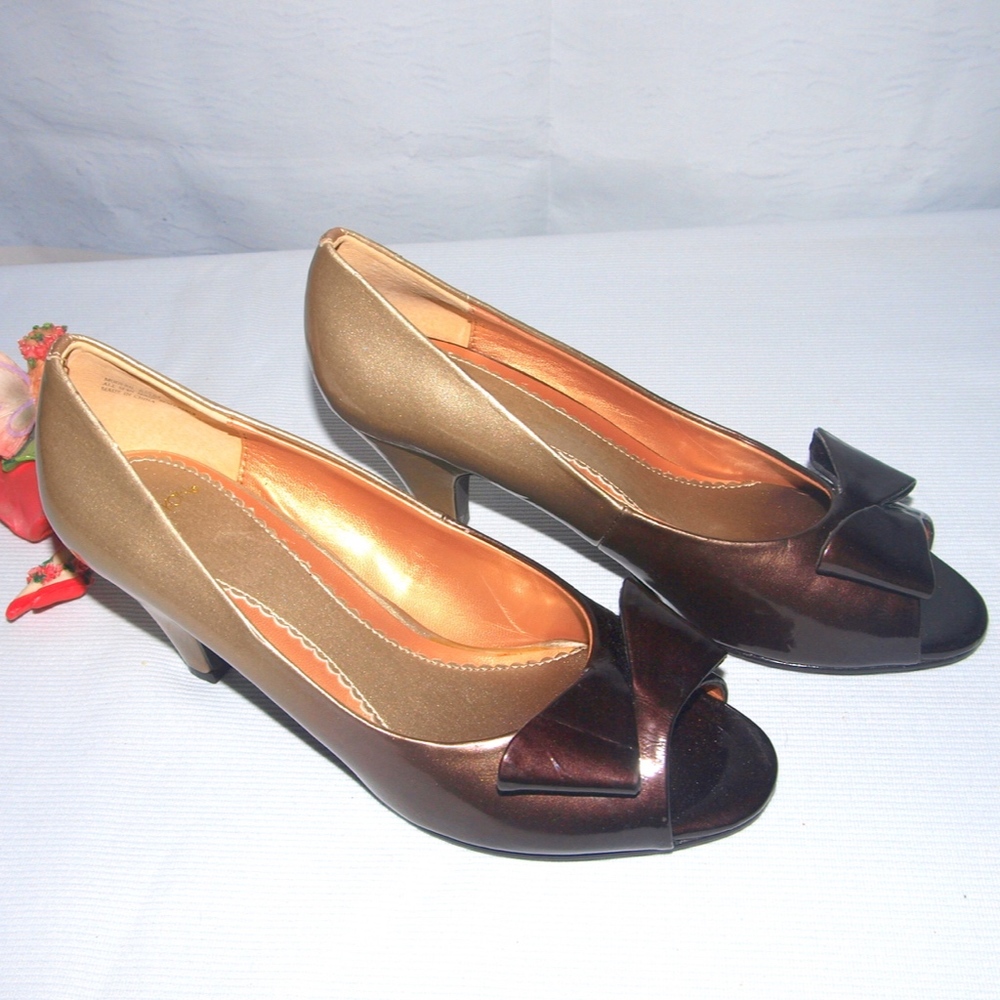 Markon Pumps Modern Peep Toe Size 6.5M patent Works of art!